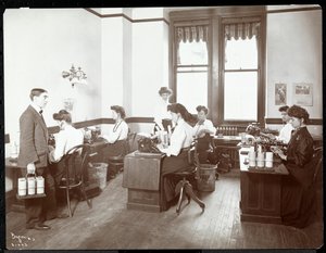 Interiörvy av kvinnor vid dikteringsmaskiner på New York Edison Co., 55 Duane Street, New York, 1910 (silvergelatintryck)